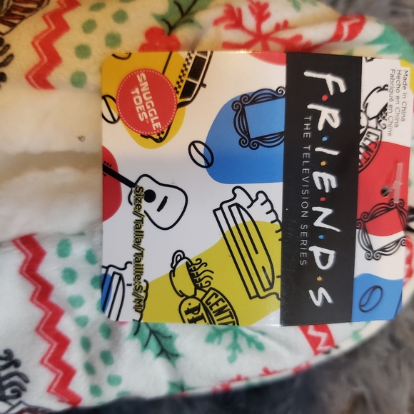 Friends fuzzy slippers NWT snuggle toes - Picture 2 of 2